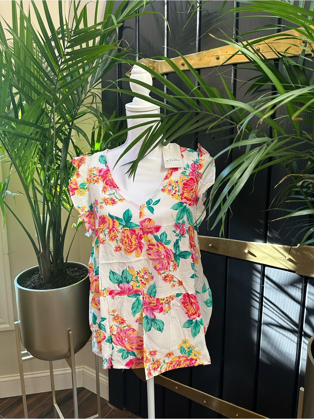 NWT EMILY WONDER Floral V-Neck flutter Cap Sleeve flowy Top blouse Shirt Sz Lg